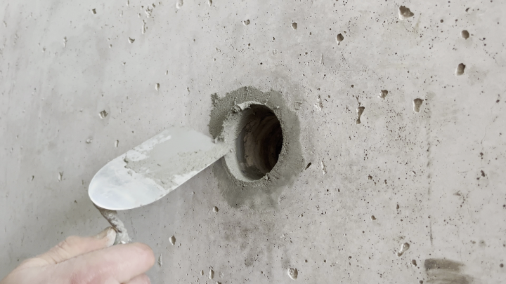 Betonkosmetik Onlinekurs: Ankerlöcher im Sichtbeton reparieren – schließen oder neu setzen.