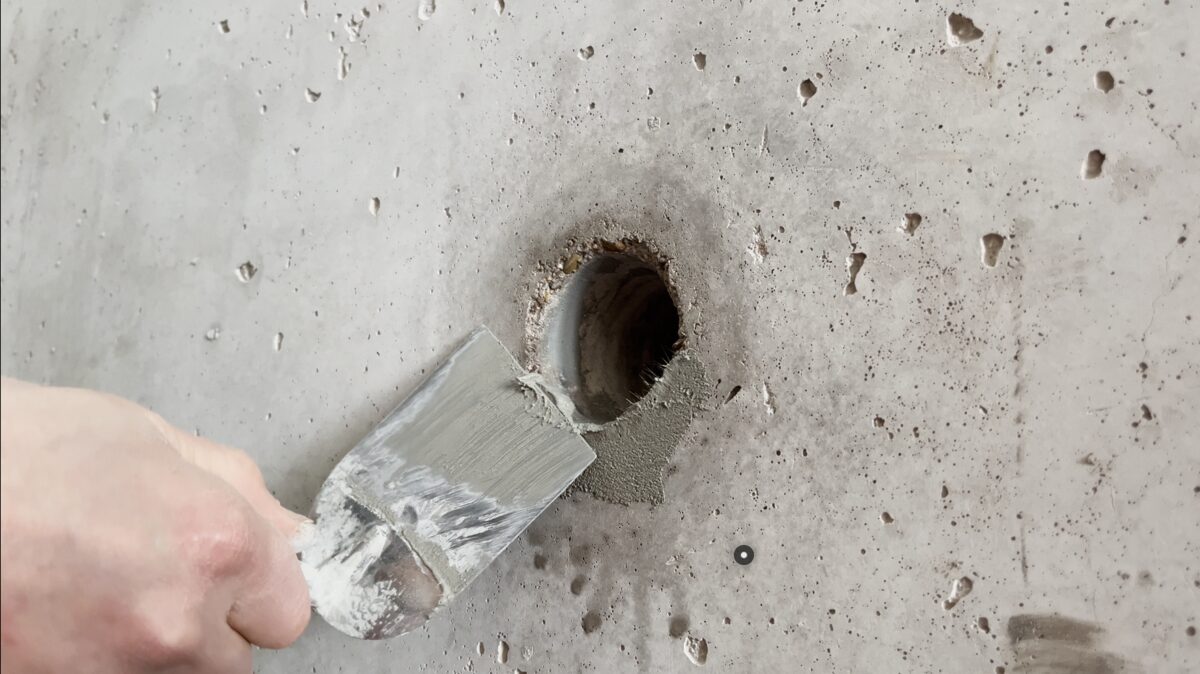 Praktische Betonkosmetik in Anwendung — Detailaufnahme einer veredelten Sichtbeton-Oberfläche
