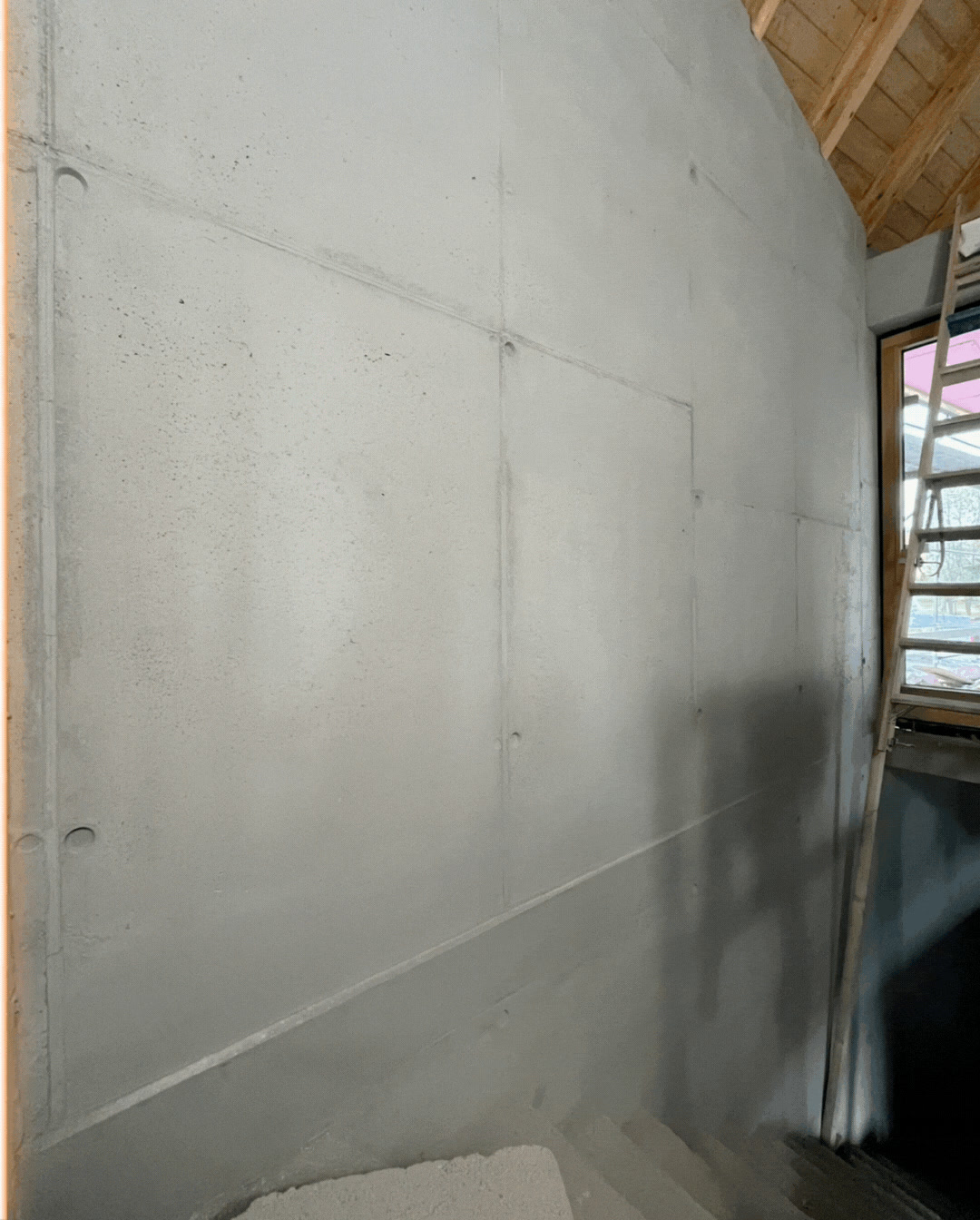Dieselbe Sichtbetonwand nach der Betonkosmetik – Poren geschlossen, gleichmäßiger Farbton
