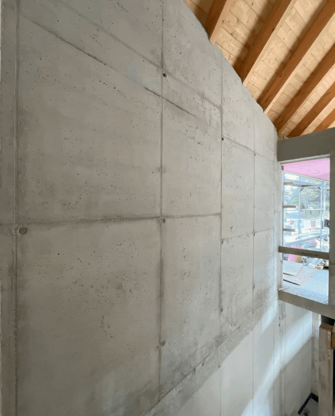 Sichtbetonwand vor der Betonkosmetik mit Poren, Ankerstellen und Schalungsstößen
