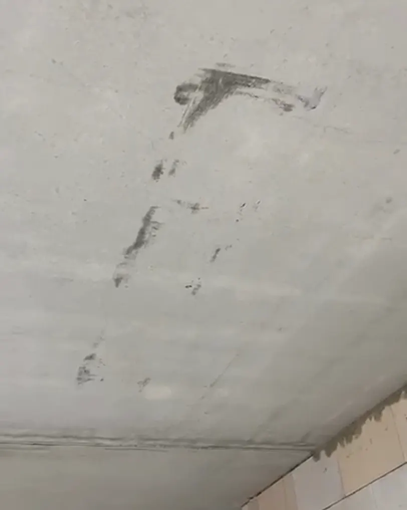 Fertigteildecke mit dunklen Abdrücken, die nach dem Reinigen sichtbar bleiben