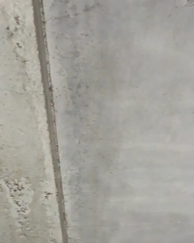 Fertigteildecke nach dem Reinigen, helle Fläche mit einem dunklen Rand neben der Plattenfuge