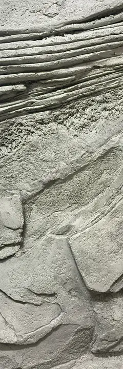 Modellierte Steinplatten in Felsenoptik mit tiefen Kanten, aus der Nähe