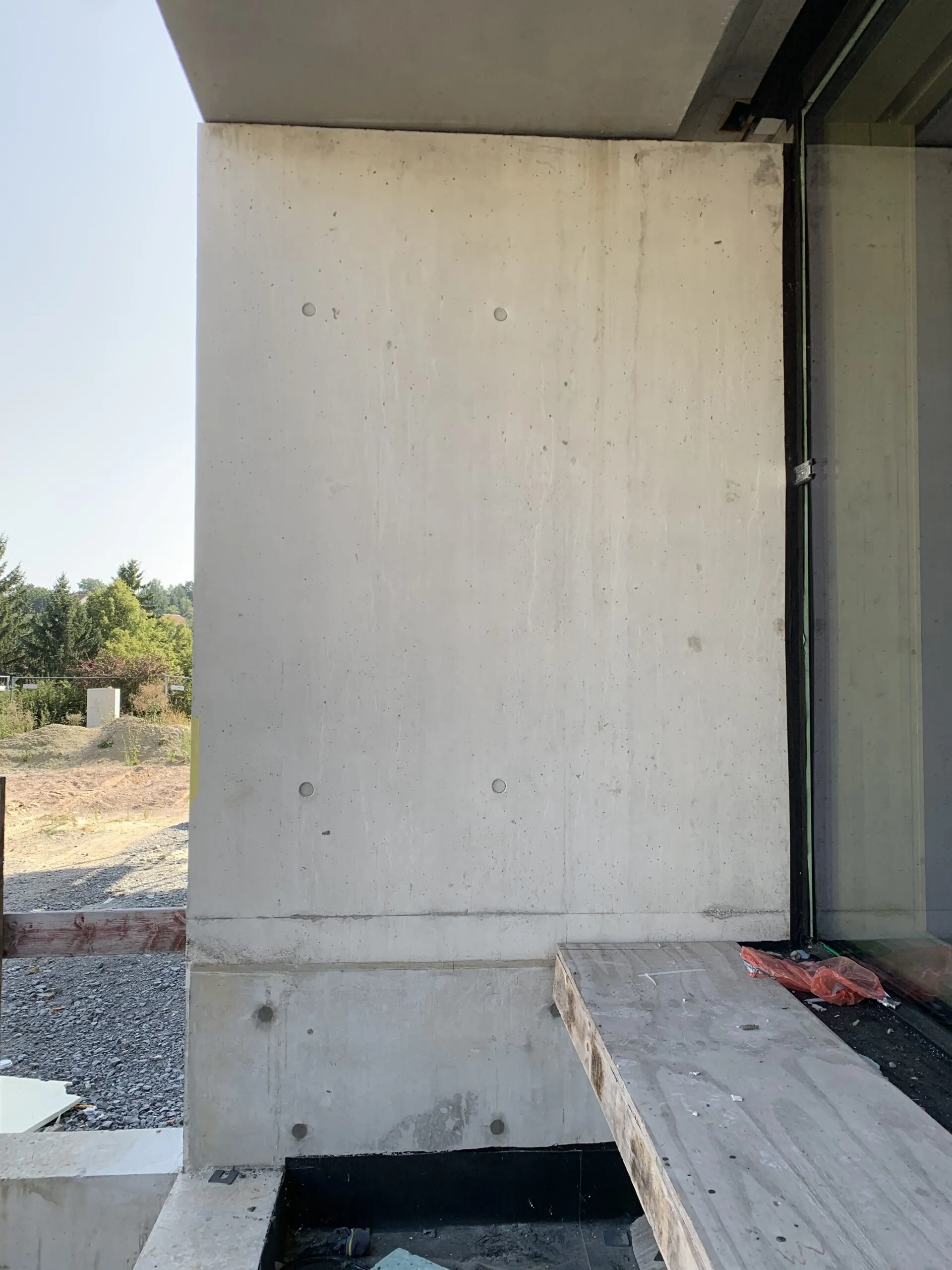 Vorher: Neubau Grundschule Bad Berka mit misslungenem Schalbrett-Sichtbeton