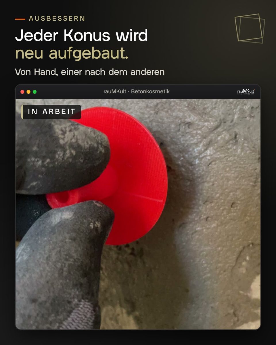 Hand im Arbeitshandschuh drückt eine rote Kunststoffscheibe in frischen Mörtel am Konus