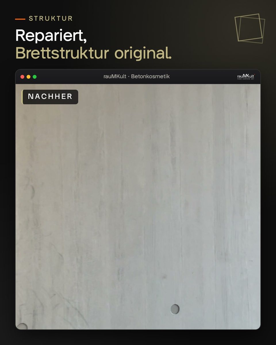 Nahaufnahme der reparierten Wand, die Struktur der Holzbrettschalung läuft durch