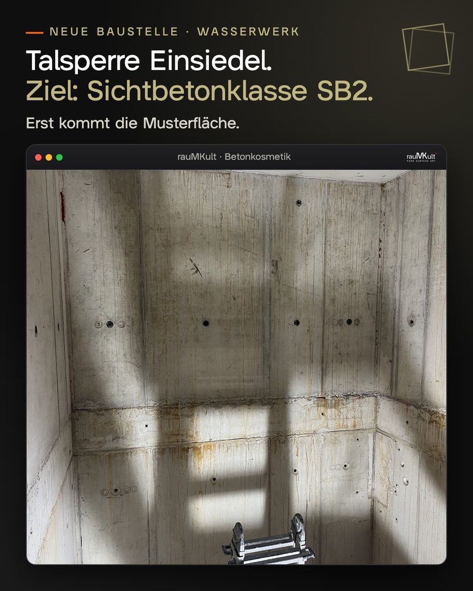 Treppenhaus aus Sichtbeton im Wasserwerk Einsiedel im Ausgangszustand mit Schalungsstößen, Ankerlöchern und Flecken, eine Leiter im Raum, darüber der Titel „Ziel: Sichtbetonklasse SB2“