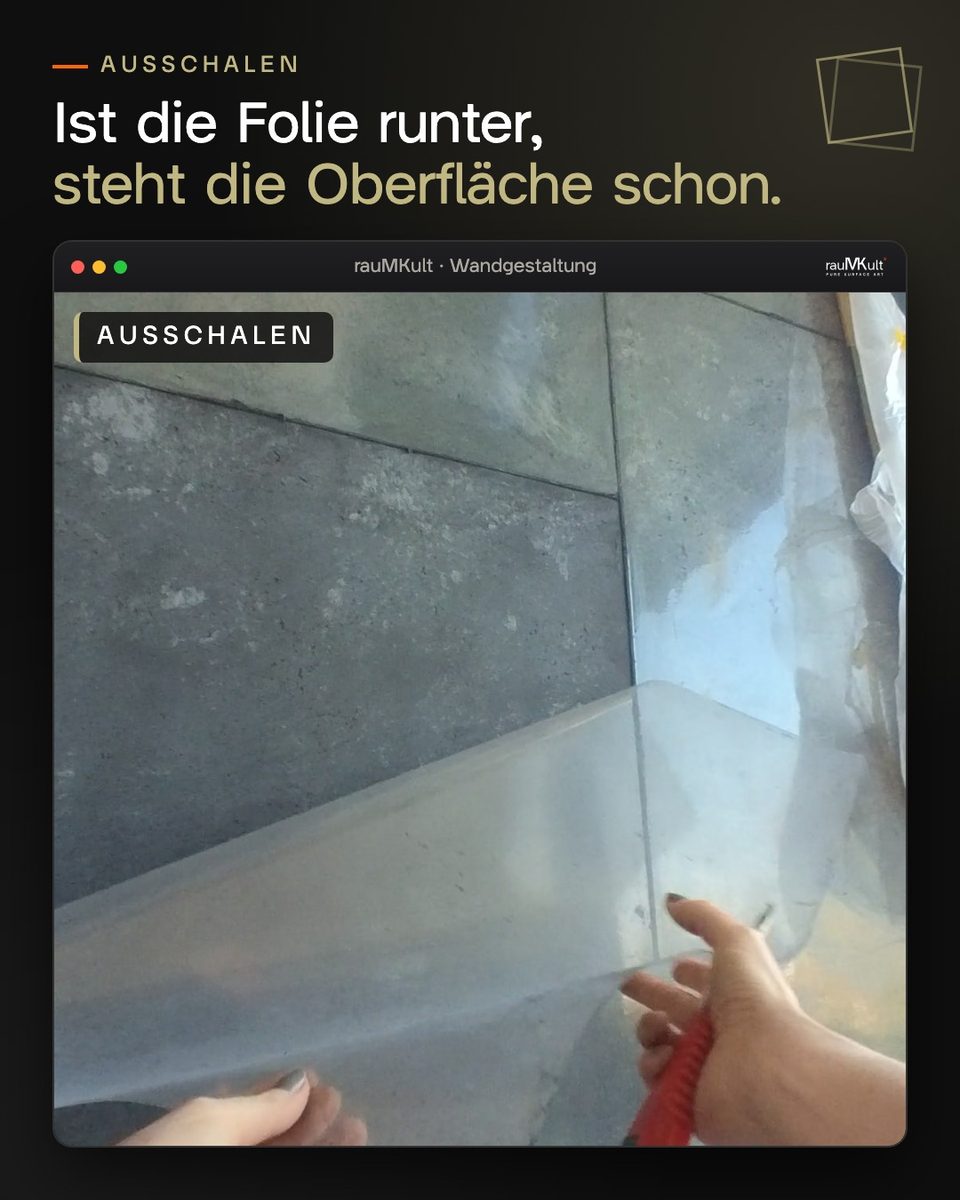 Hand zieht die Schalbetonfolie von einem anthrazitfarbenen Feld der Wand