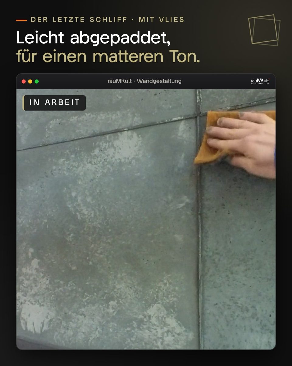 Hand paddet die Oberfläche mit einem Vlies leicht ab