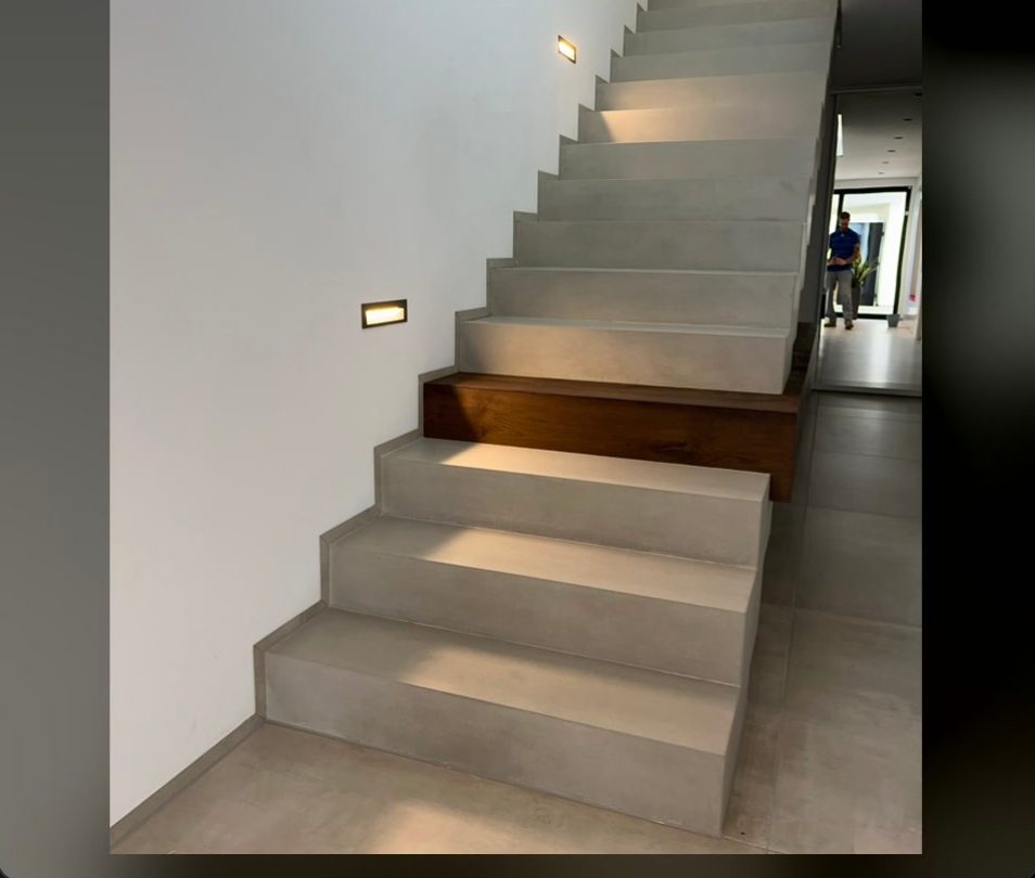 Nachher: Die ganze Treppe nachher, gleichmäßig grau von der ersten bis zur letzten Stufe