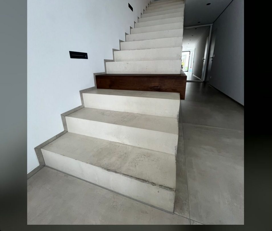 Vorher: Die ganze Treppe vorher, hell mit Flecken und Fehlstellen