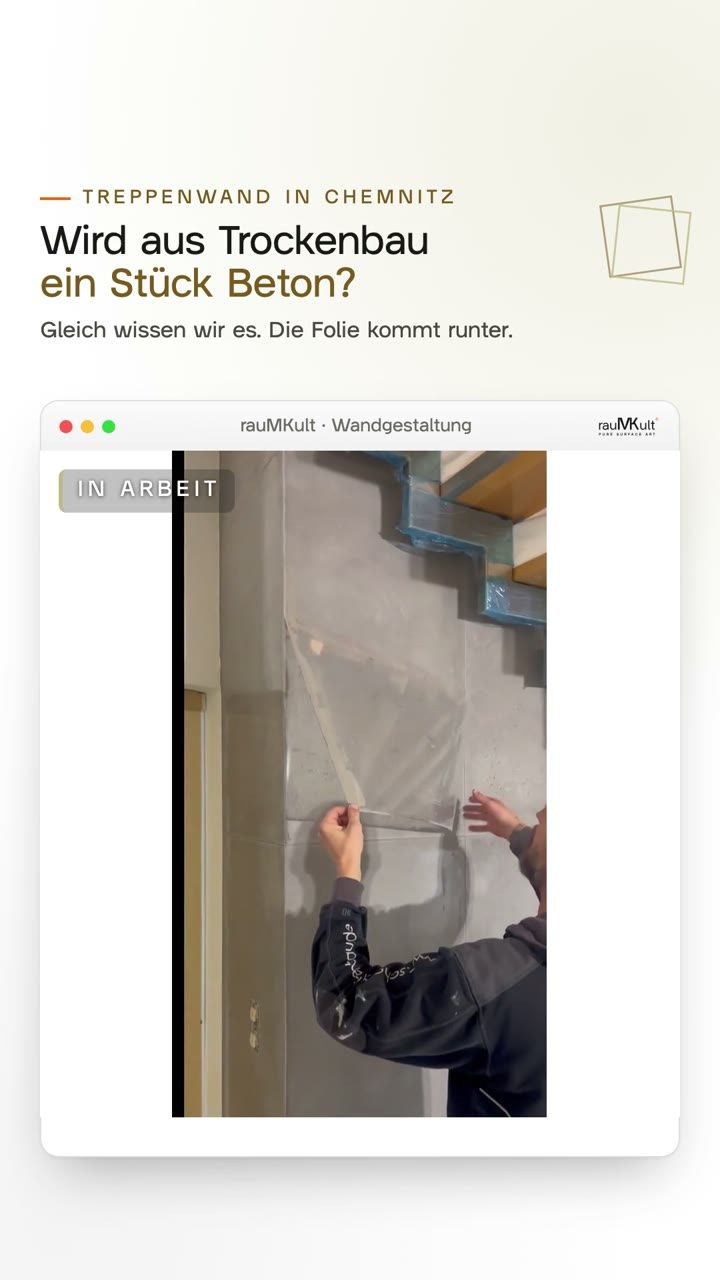 Hochkantvideo: Hände ziehen die transparente Schalbetonfolie von einer Treppenwand, darunter erscheinen Poren, Lunker und Plattenfugen, am Schluss die eingeräumte Wand mit Leuchte und Bildern