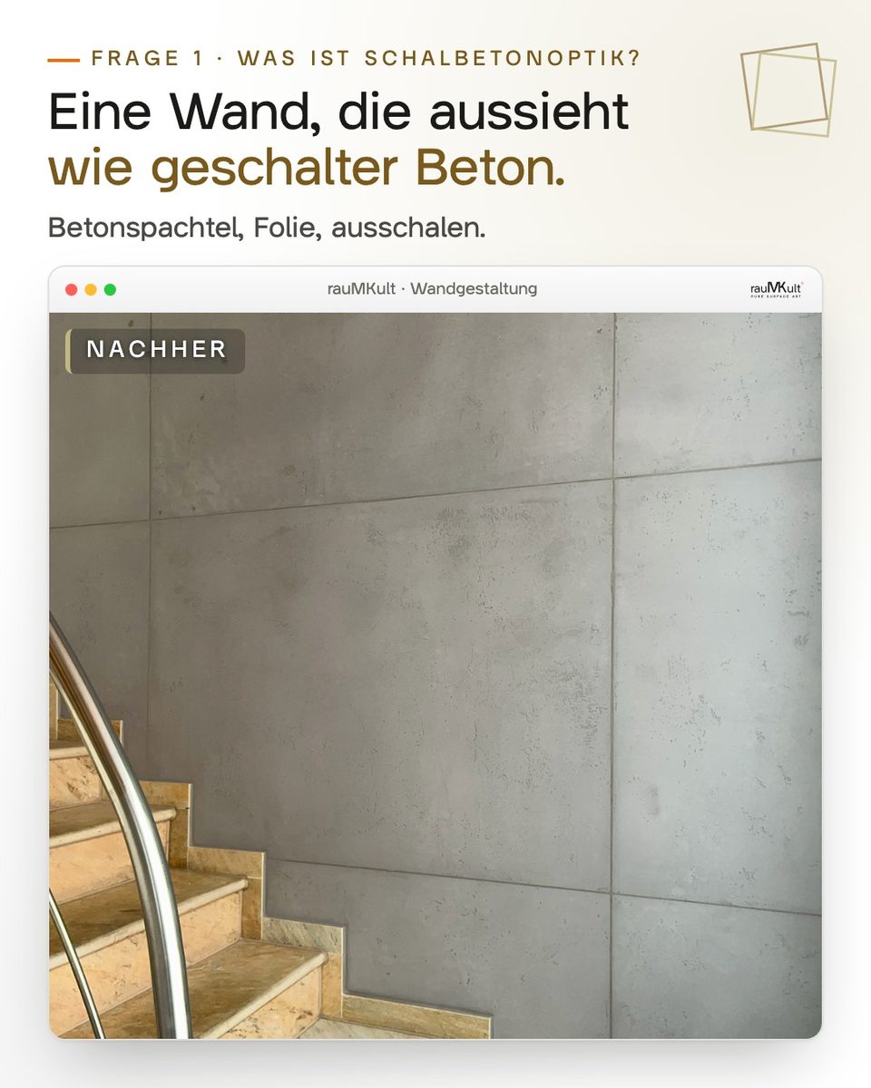 Frage, was Schalbetonoptik ist: frontale Wand mit Plattenraster am unteren Treppenlauf, Antwort „Eine Wand, die aussieht wie geschalter Beton.“