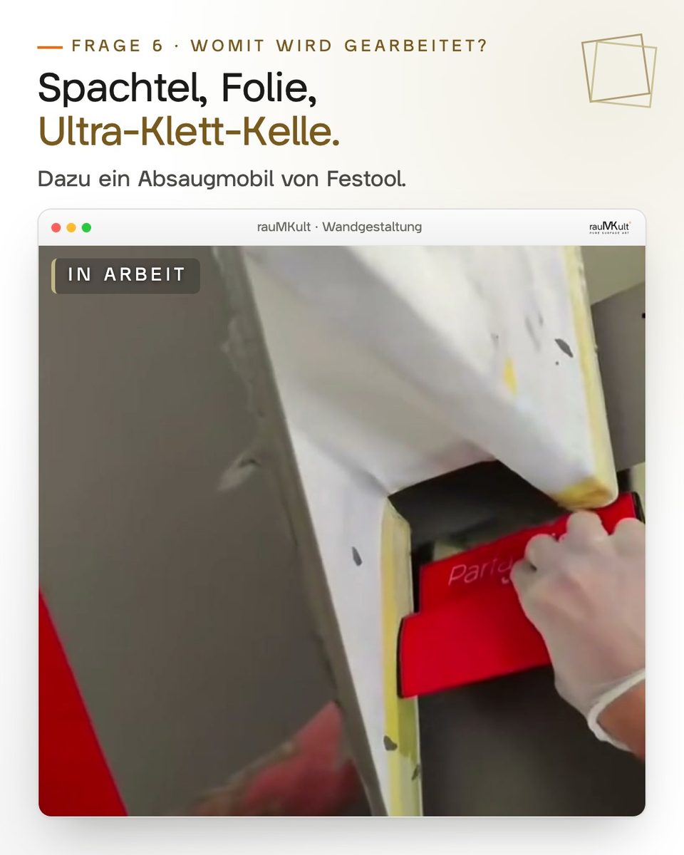 Frage nach dem Werkzeug: rote Kelle streicht die Folie direkt unter einer eingepackten Treppenstufe glatt, Antwort „Spachtel, Folie, Ultra-Klett-Kelle.“