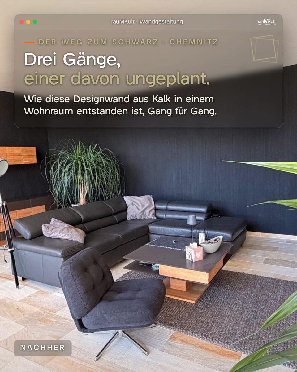 Eingeräumter Wohnraum mit der schwarzen Strukturwand hinter dem Ledersofa, Titel „Drei Gänge, einer davon ungeplant.“