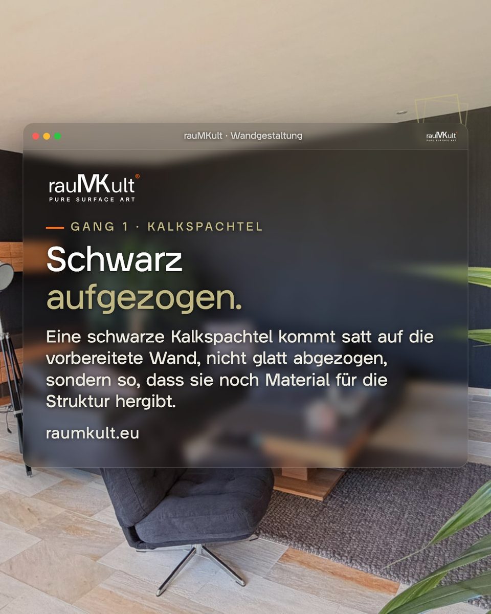 Textkarte zu Gang 1: schwarze Kalkspachtel satt auf die vorbereitete Wand aufgezogen