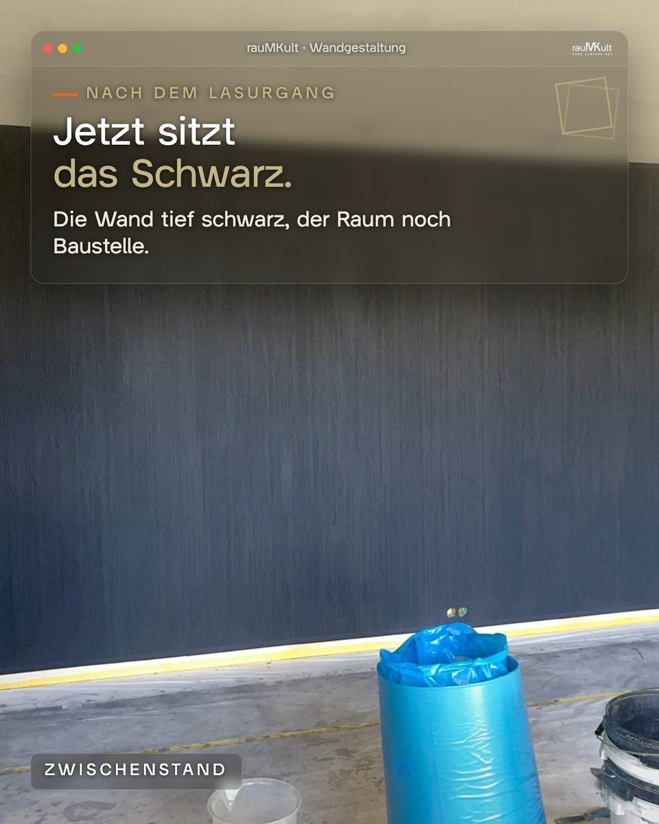 Die tief schwarze Wand nach dem Lasurgang im noch leeren Raum