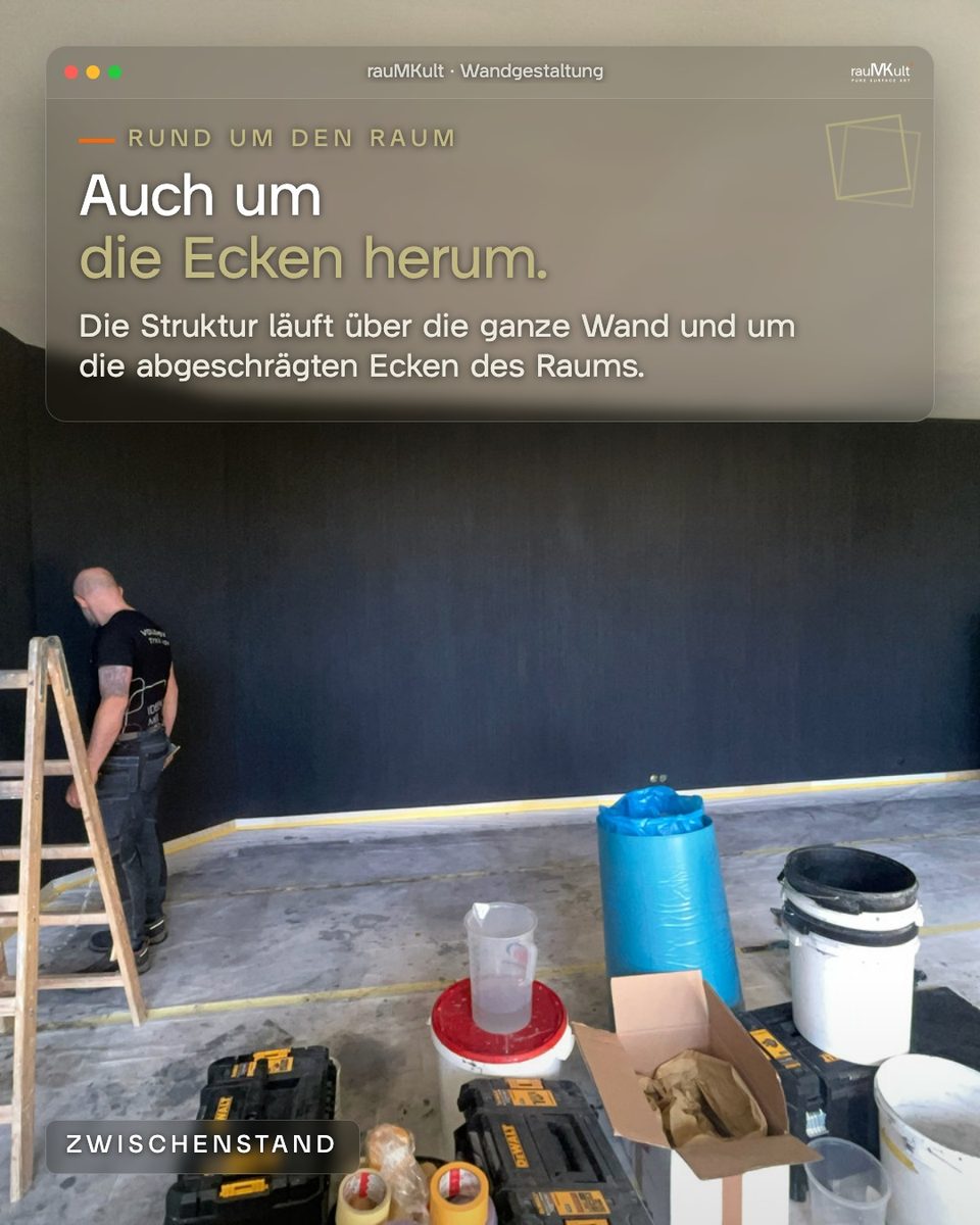 Zwischenstand: die Struktur läuft über die ganze Wand und um die abgeschrägten Ecken des Raums, davor Trittleiter und Material
