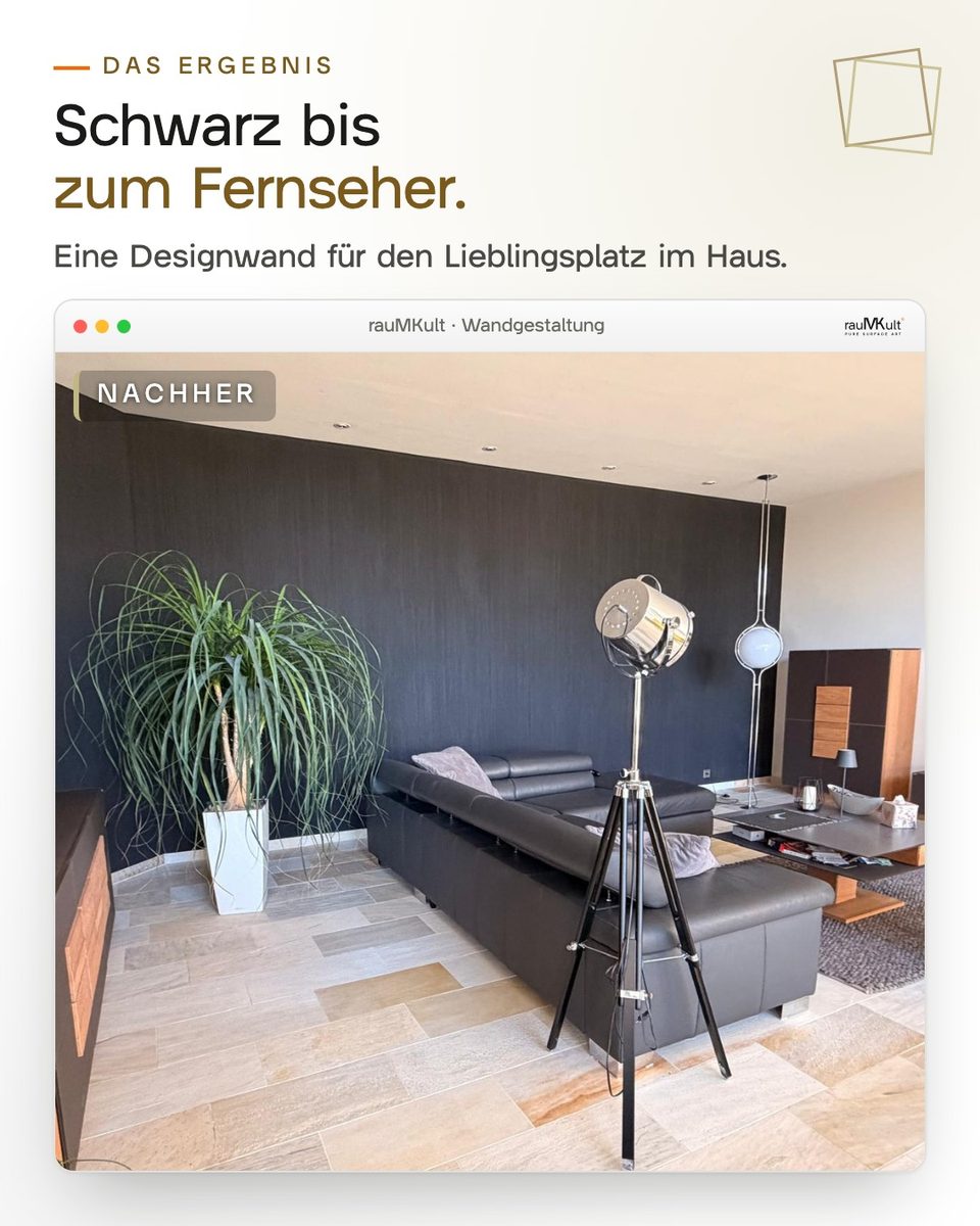 Fernsehseite des Wohnraums mit Sofa, Stehleuchte und Pflanze vor der schwarzen Designwand