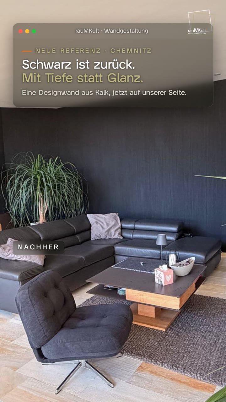 Hochkantvideo: Wohnraum in Chemnitz mit schwarzer Strukturwand hinter dem Ledersofa, Nahaufnahme der Rillen, Kalklasur aus dem HVLP-Spritzgerät von der Trittleiter aus, Blick zur Fernsehseite und Schlusskarte zur Referenz