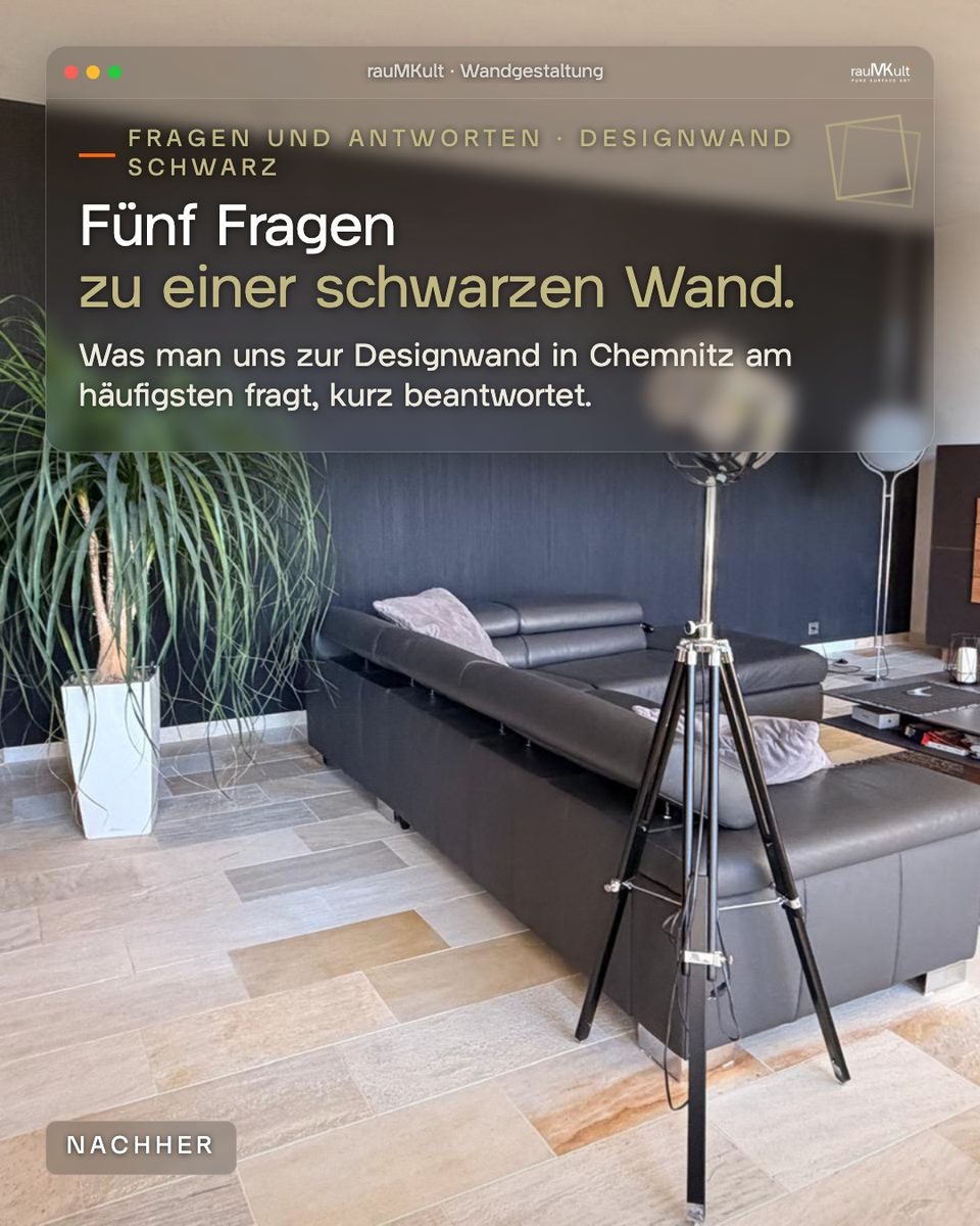 Eingeräumter Wohnraum mit schwarzer Designwand und Stehleuchte, Titel „Fünf Fragen zu einer schwarzen Wand.“