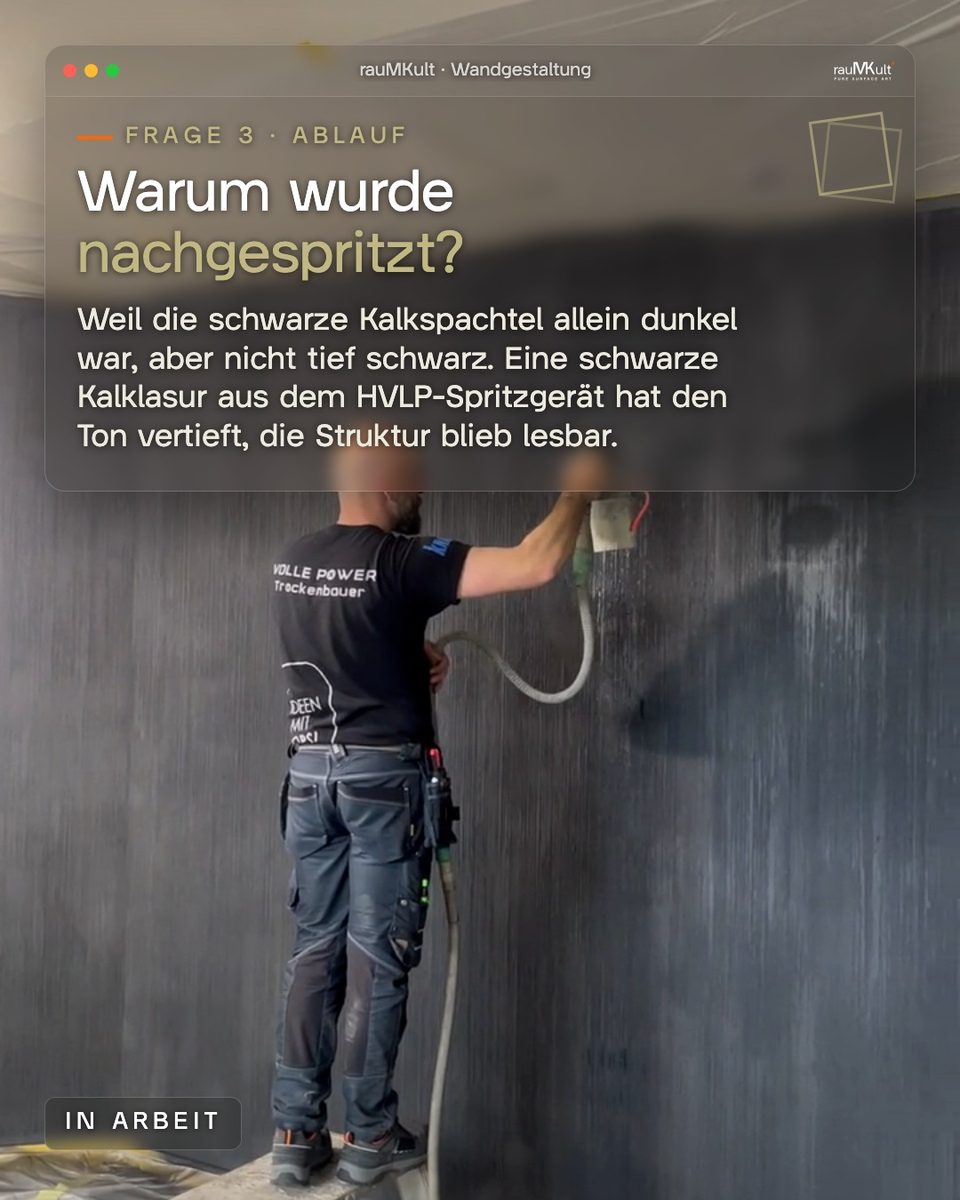 Ein Handwerker von rauMKult spritzt Kalklasur auf die Wand, Frage „Warum wurde nachgespritzt?“