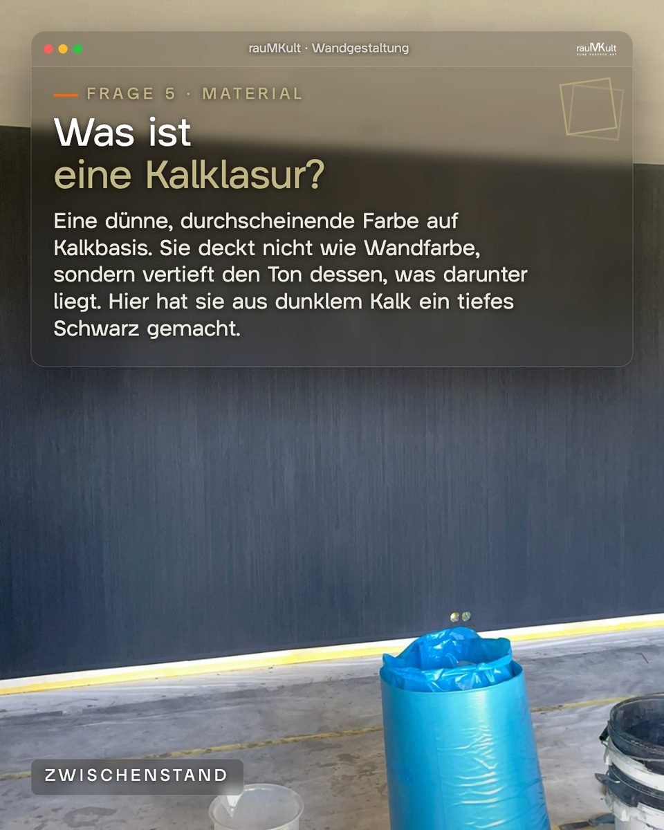 Die tief schwarze Wand im noch leeren Raum, Frage „Was ist eine Kalklasur?“