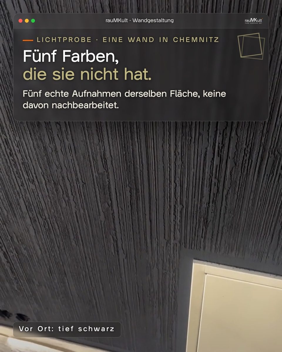 Titelfolie der Lichtprobe: Nahaufnahme der schwarzen Kalkstruktur neben einer hellen Tür, Titel „Fünf Farben, die sie nicht hat.“