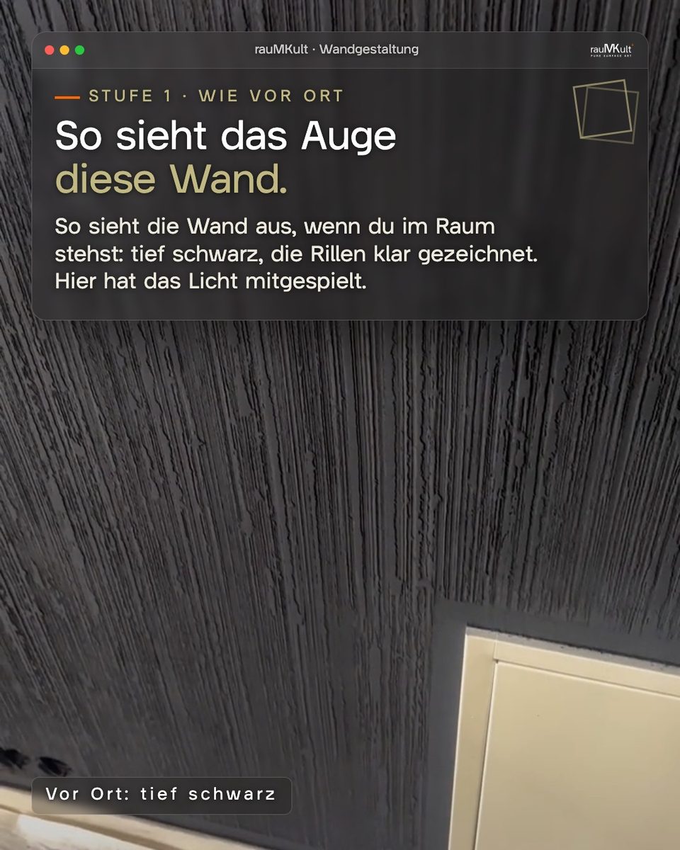 Stufe 1, wie vor Ort: die schwarze Wand mit klar gezeichneten senkrechten Rillen