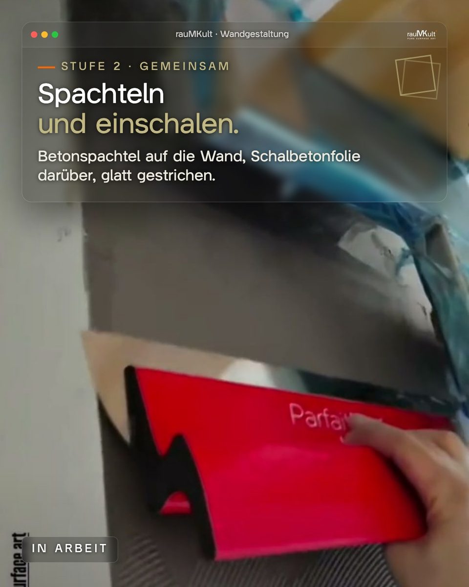 Rote Kelle auf frischem grauem Betonspachtel, Text „Spachteln und einschalen.“