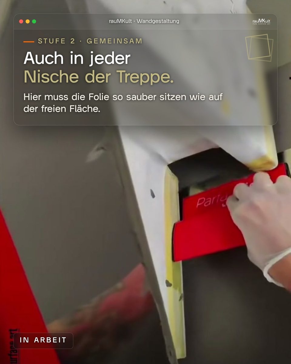 Kelle streicht die Schalbetonfolie in der Nische zwischen zwei Treppenstufen glatt