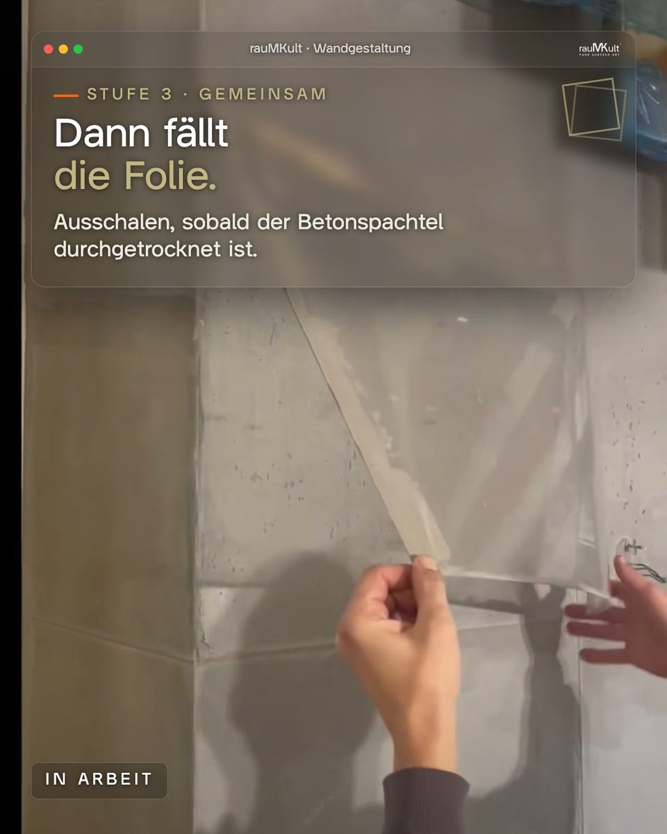 Hände ziehen die Schalbetonfolie von der getrockneten Wand ab, Text „Dann fällt die Folie.“