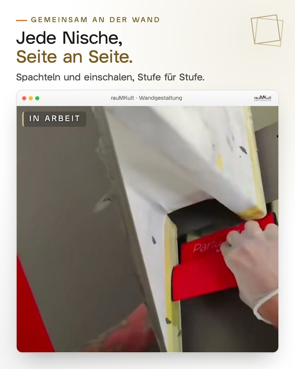 Rote Kelle in der Nische zwischen zwei Treppenstufen, Text „Jede Nische, Seite an Seite.“