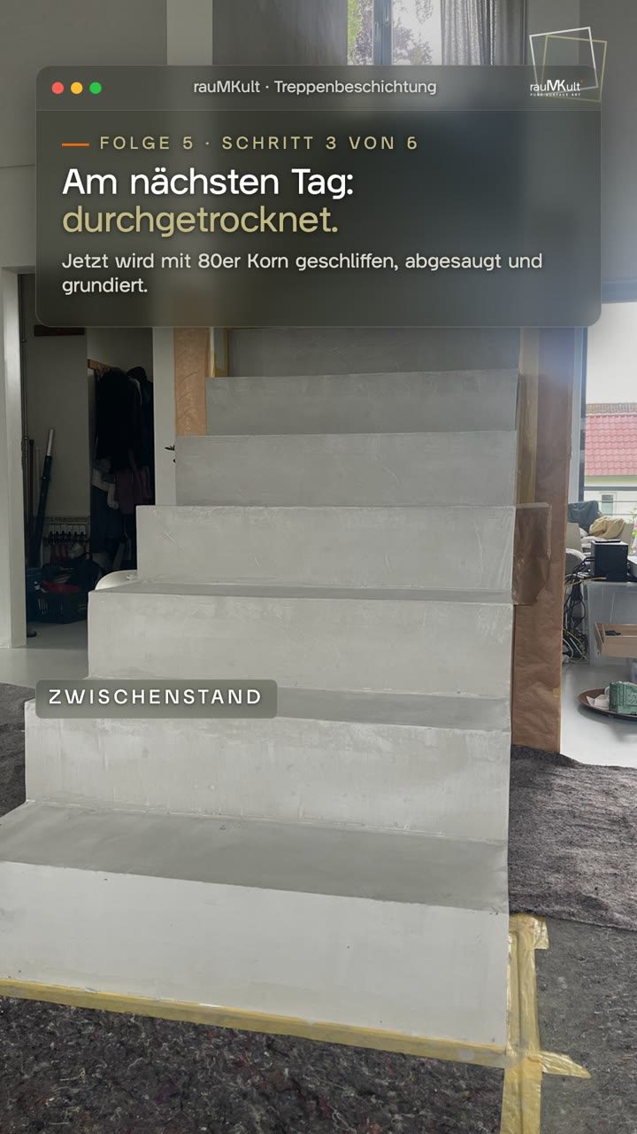 Hochkantvideo: die durchgetrocknete erste Grundspachtelung von unten links, dann die Stufen-Skizze mit zwei Lagen in Gold und die Treppe nach der zweiten Grundspachtelung mit dem Industriesauger daneben