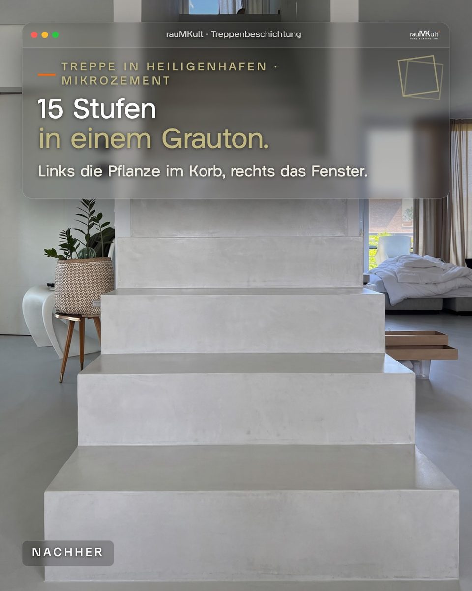 Fertige Treppe aus Mikrozement frontal vom Fuß, 15 Stufen in einem Grauton, links eine Pflanze im Korb, rechts das Fenster