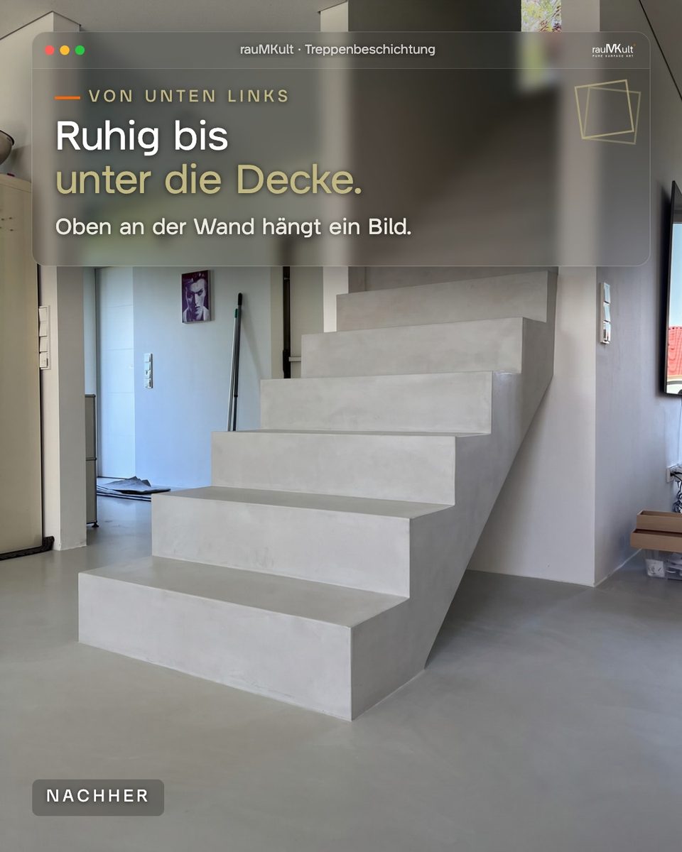 Fertige Treppe von unten links bis unter die Decke, oben an der Wand ein Bild
