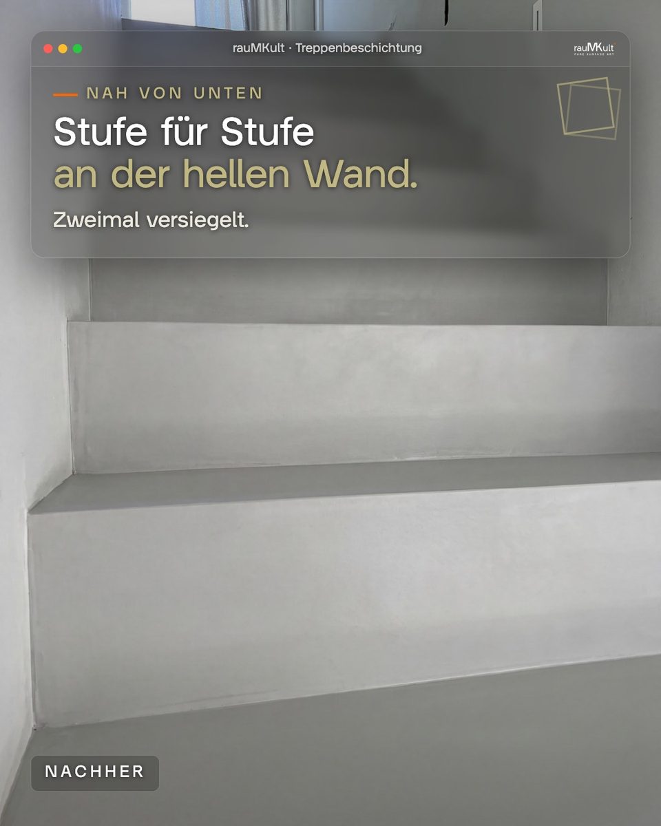 Fertig versiegelte Treppe nah von unten, Stufe für Stufe entlang der hellen Wand