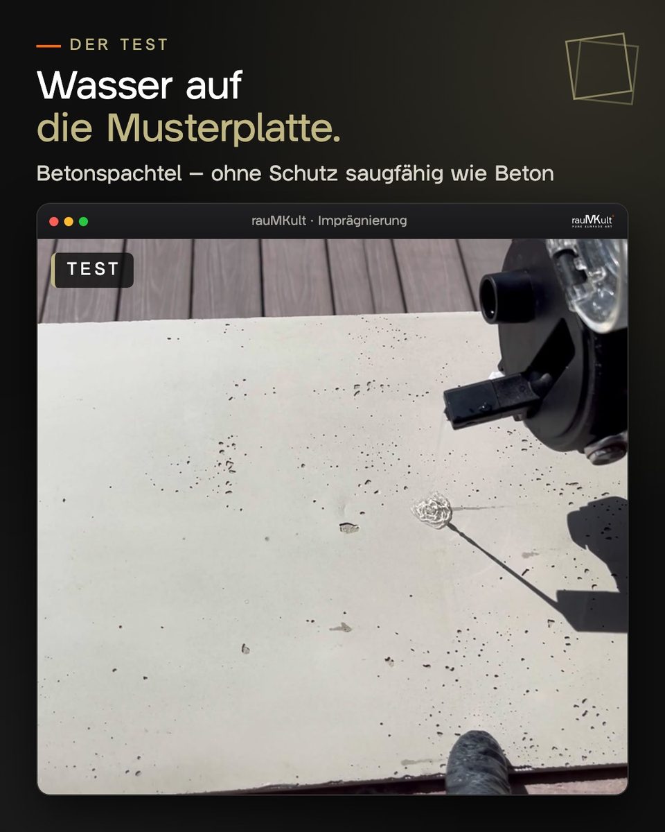 Wasser wird aus einer Kanne auf die Musterplatte gegossen