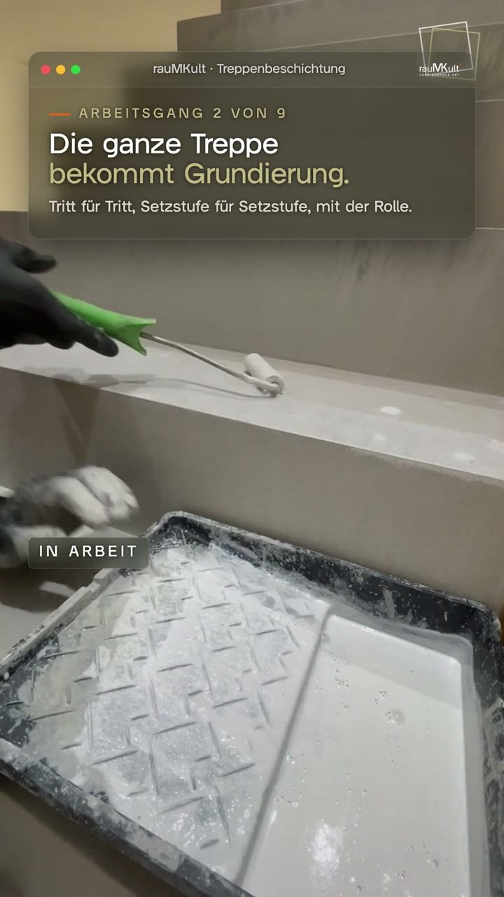 Hochkantvideo: PolyGrip wird mit der Rolle auf Setzstufen und Tritte der Treppe aus Beton Ciré aufgetragen, die frische Grundierung glänzt auf der Trittstufe