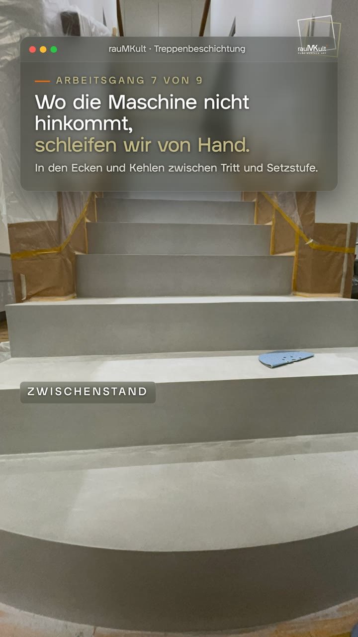 Hochkantvideo: die Treppe aus Beton Ciré mit bereitliegendem Schleifpapier für die Ecken, dann wird der Schleifstaub mit dem Handfeger von einer Stufe gekehrt