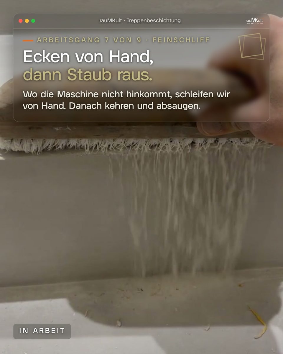 Arbeitsgang 7: Schleifstaub wird von den Stufen gekehrt