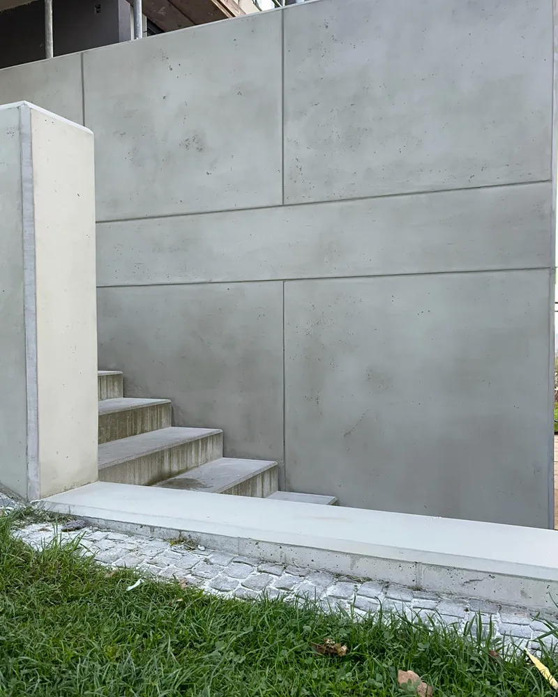 Betonmauer in Schalbetonoptik mit Fugenraster, frontal von der Gartenseite, Hohenstein-Ernstthal