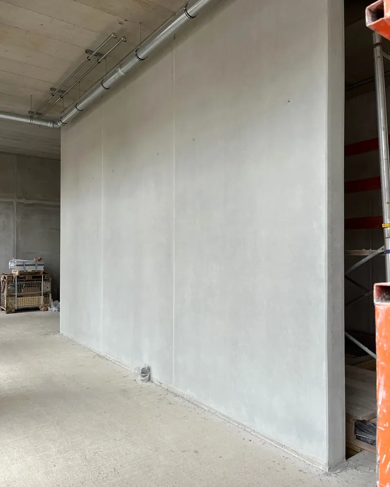 Wandscheibe aus Betonfertigteil im Bohrkernarchiv Freiberg nach der Betonkosmetik, von rechts aufgenommen