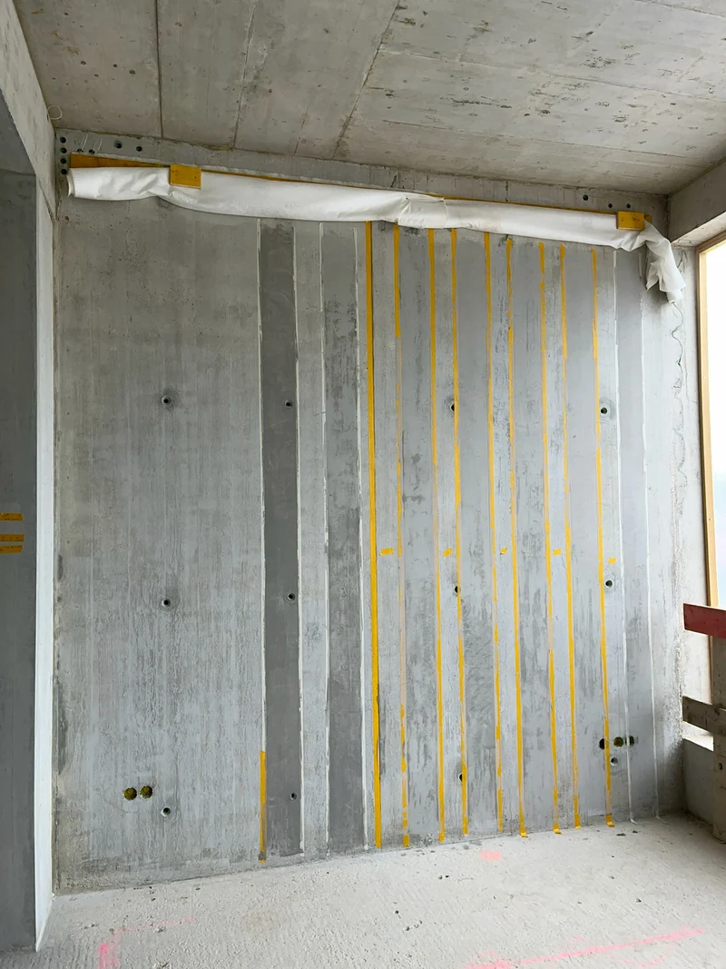 Die ersten Bretter der großen Wand vorstrukturiert, dunkle und helle Streifen wechseln sich ab