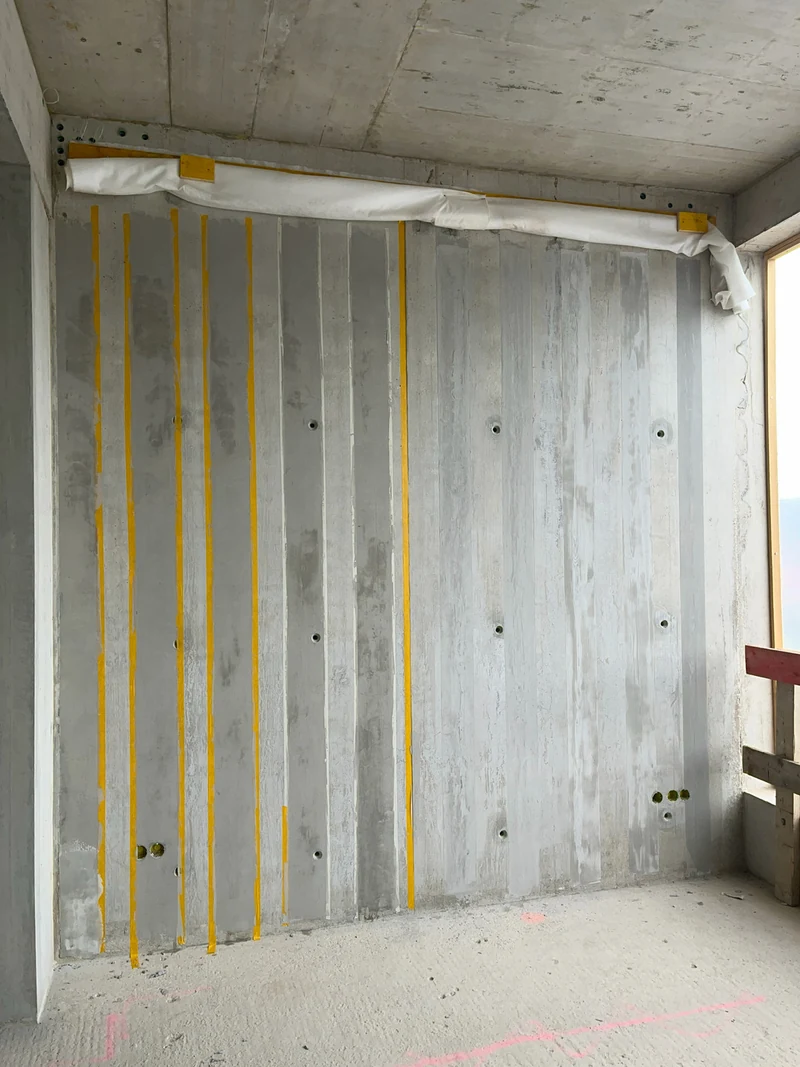 Die große Wand nach dem Trocknen, die vorstrukturierten Streifen heben sich hell und dunkel ab