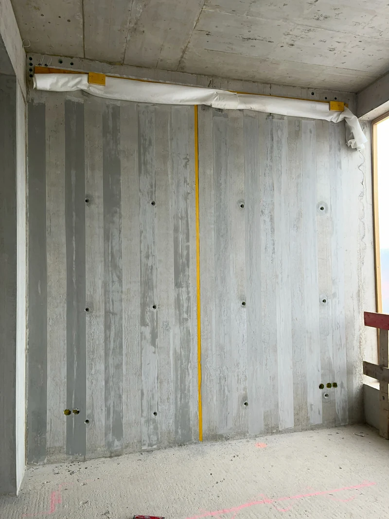 Klebebänder abgezogen, die Streifen der Wand im zweiten Durchgang bearbeitet