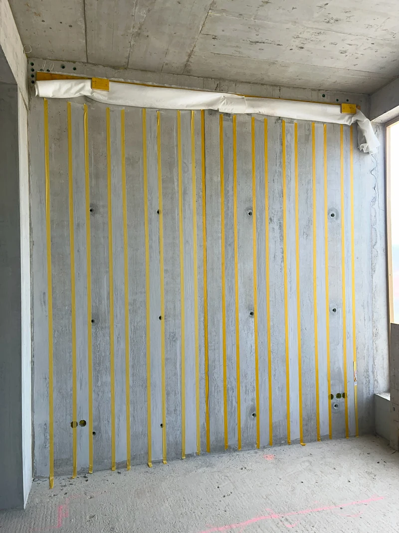 Zweites Rasterfeld an der großen Wand mit gelben Klebebändern über die ganze Höhe abgeklebt