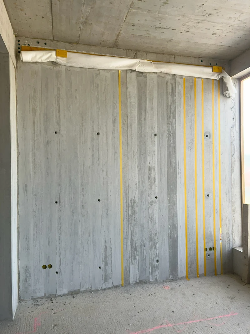 Die übrigen Bretter der großen Wand werden vorstrukturiert, die gelben Bänder sind noch zu sehen