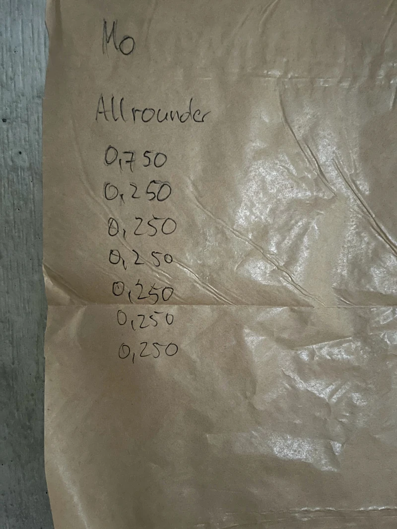 Mit Stift auf die Abdeckfolie notierte Mengen der Allrounder-Mischung für den Treppenaufgang