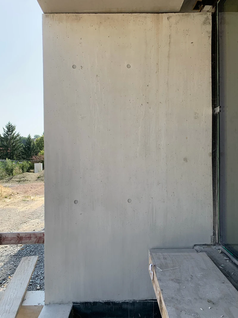 Dieselbe Außenwand nach einem Arbeitstag, der Streifen ist in die Holzbrettstruktur eingebunden
